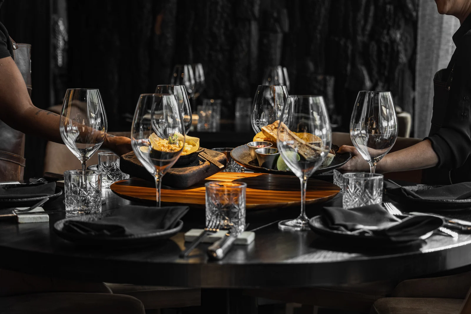Wine service at an Origen Gilbert table